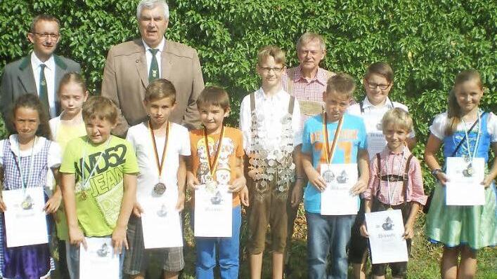 Die erfolgreichen Nachwuchsschützen aus Rothenkirchen zielten auf Tells Spuren auf eine Apfel- und eine Biathlonscheibe. Von links Marianne Erhardt, Sofia Grebner, Nick Buckreus, Yanik Grebner, Leon Buckreus, Lukas Beetz, Tim Fehn, Marius Löffler, David Beetz, Maren Löffler, mit im Bild die Organisatoren und Betreuer, von links, Mathias Beetz, Wolfgang Bergmann und Edgar Barnickel.