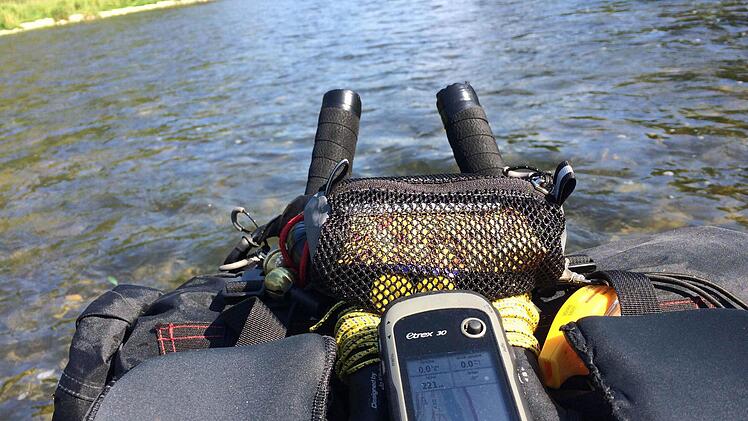 Angenehm kühl, aber anstrengend: Zur Tour durch die Slowakei und Tschechien gehörten auch Flussdurchquerungen. Fotos: Walter Lauter