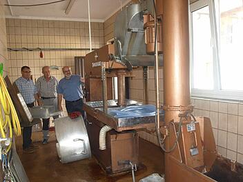 Wartet auf ihren Einsatz: Die Mostpresse im "Haus der Bäuerin" in Rottershausen. Im Hintergrund 3. Bürgermeister Robert Erhard, Hilmar Stahl und Bürgermeister Franz Kuhn. Foto: Stefan Geiger