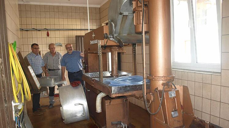 Wartet auf ihren Einsatz: Die Mostpresse im "Haus der Bäuerin" in Rottershausen. Im Hintergrund 3. Bürgermeister Robert Erhard, Hilmar Stahl und Bürgermeister Franz Kuhn. Foto: Stefan Geiger