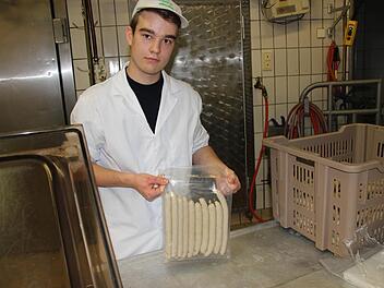 Johannes Dinkel vakumiert Bratwürste. Das ist eine der vielen Arbeiten, die für den Metzgerlehrling am Tag anfallen. Foto: Heike Beudert