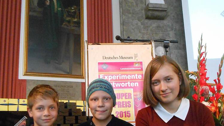 In gespannter Erwartung auf den "Superpreis": Philipp Bauer, Anton Brand und Barbara Kufer vom Hammelburger Frobenius-Gymnasium im Ehrensaal des Deutschen Museums in München.  Foto: Doris Bauer