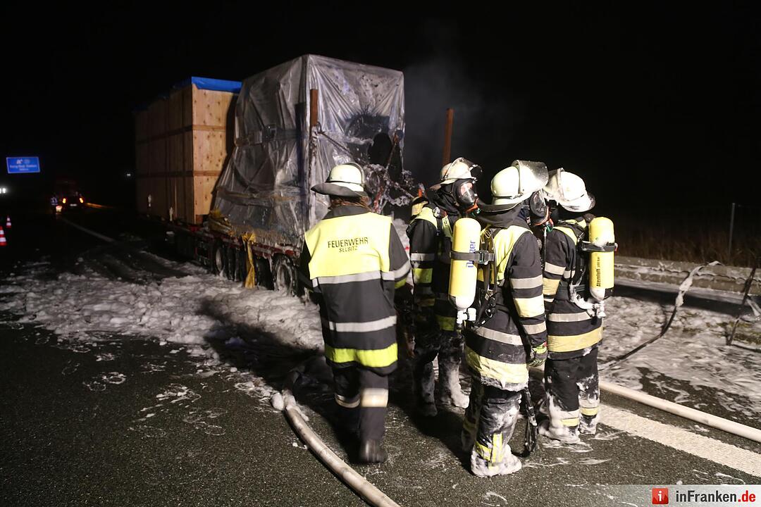 Schwertransport fängt auf A9 Feuer