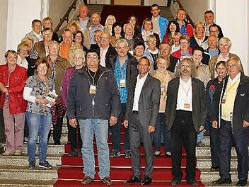 Die Reisegruppe aus Pressig im Landtag. Vorne von links: Zweiter Bürgermeister Wolfgang Förtsch, MdL Thorsten Glauber, Pater Helmut Haagen  Foto: K.- H. Hofmann