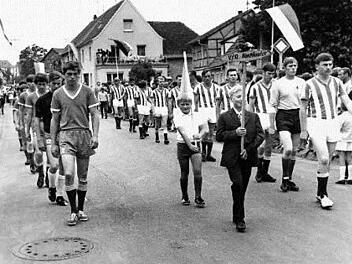 Als Vereinsmeier - marschiert beim Heimatverein vorneweg (rechts)
