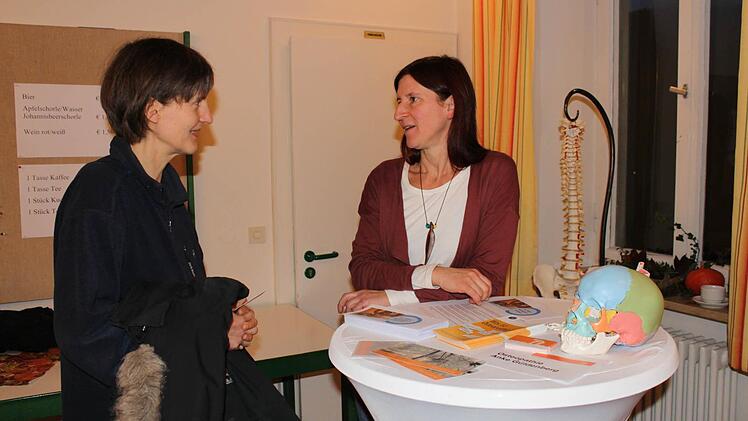 Heilpraktikerin Anke Güldenberg (rechts) informierte über die Osteopathie. Foto: Carmen Schwind