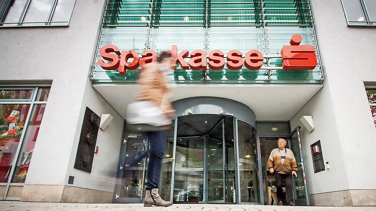 Das Sparkassengebäude auf dem Marktplatz in Haßfurt, früher Hauptsitz der ehemaligen Sparkasse Ostunterfranken. Foto: Hendrik Steffens/Archiv