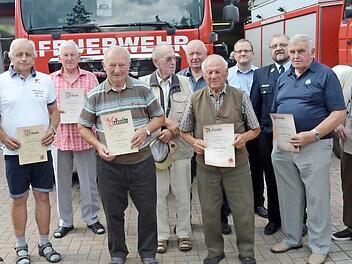 Sie wurden für langjährige Treue zur Feuerwehr Stockheim geehrt. Mit im Bild Bürgermeister Rainer Detsch (r.) und Christian Rebhan, der für seine Verdienste mit dem silbernen Ehrenkreuz des Kreisfeuerwehrverbands Kronach ausgezeichnet wurde. Fotos: Karl-Heinz Hofmann