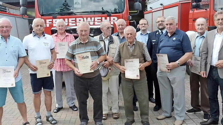 Sie wurden für langjährige Treue zur Feuerwehr Stockheim geehrt. Mit im Bild Bürgermeister Rainer Detsch (r.) und Christian Rebhan, der für seine Verdienste mit dem silbernen Ehrenkreuz des Kreisfeuerwehrverbands Kronach ausgezeichnet wurde. Fotos: Karl-Heinz Hofmann