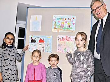 Bürgermeister Helmut Dietz mit den Siegern des Malwettbewerbs 2018 vor ihren Werken. Das Foto zeigt von links: Elena Tätzsch, Nike Bayer, Anton Schorn und Nelly Fischer.  Foto: Helmut Will