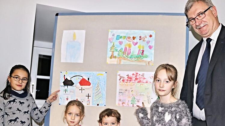 Bürgermeister Helmut Dietz mit den Siegern des Malwettbewerbs 2018 vor ihren Werken. Das Foto zeigt von links: Elena Tätzsch, Nike Bayer, Anton Schorn und Nelly Fischer.  Foto: Helmut Will
