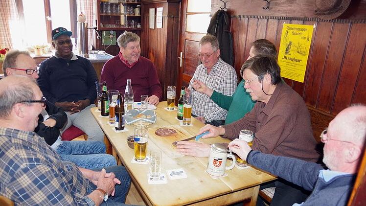 Presssack-Sprecher Christian schneidet den Presssack in St&uuml;cke.Heike Sch&uuml;lein