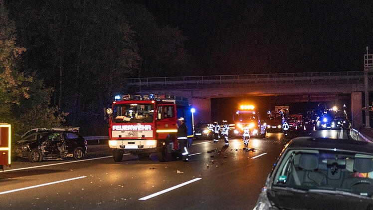 Gef&auml;hrliches &Uuml;berholman&ouml;ver auf Autobahn: F&uuml;nf Personen verletzt