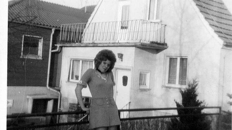 Babs Fairbanks Schmidt in den späten 1960er Jahren vor der Premicher Disko. Foto: Archiv Babs Fairbanks Schmidt