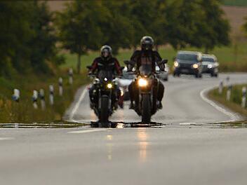 Bayreuth: Motorradfahrer liefern sich illegales Rennen - "waghalsige Fahrweise" Bayreuth: Motorradfahrer liefern sich illegales Rennen - "waghalsige Fahrweise"