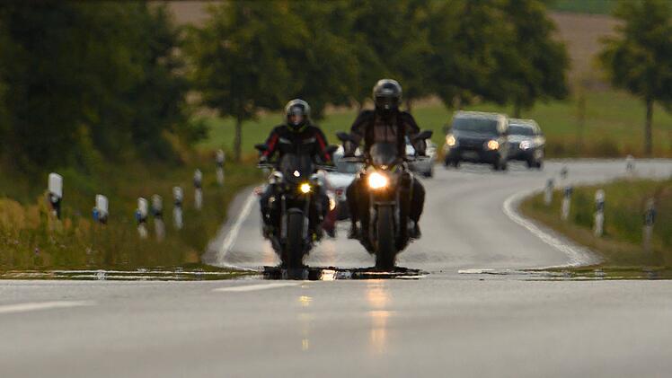 Bayreuth: Motorradfahrer liefern sich illegales Rennen - "waghalsige Fahrweise"