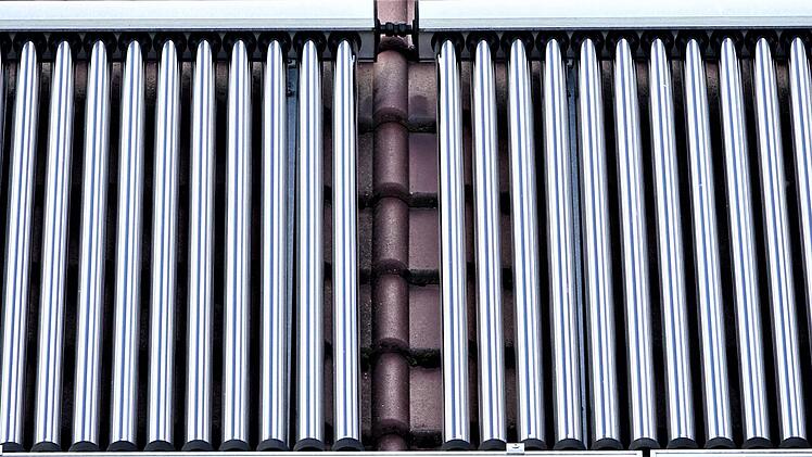 Solarthermie kannst du zur Warmwasseraufbereitung und zur Unterstützung deiner Heizung verwenden. (Abb. Vakuumröhrenkollektoren)