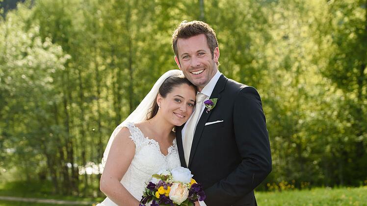 Junges Glück: Julia (Jennifer Newrkla) und Niklas (Jan Hartmann), das Traumpaar der zehnten "Sturm der Liebe"-Staffel, schlossen den Bund der Ehe. Nach ihrer Traumhochzeit im Juli 2015 wird sie "You Light Up My Life" in der Version von Debby Boone auf ewig verbinden.