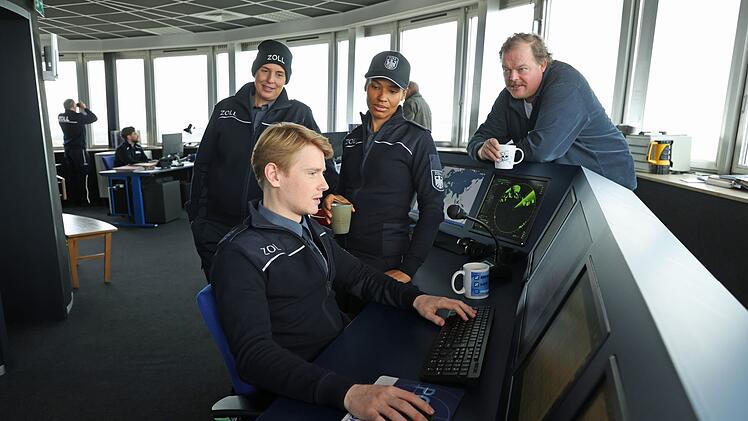 Katta Strüwer (Elena Uhlig, links), Sven-Erik Dröse (Lukas Zumbrock, zweiter von links), Lisa Cunningham (Cynthia Micas) und Gero von Bernbeck (Bernd Hölscher) überprüfen einen Hinweis, wonach ein Containerschiff Teile für eine Waffenfabrik schmuggeln soll.