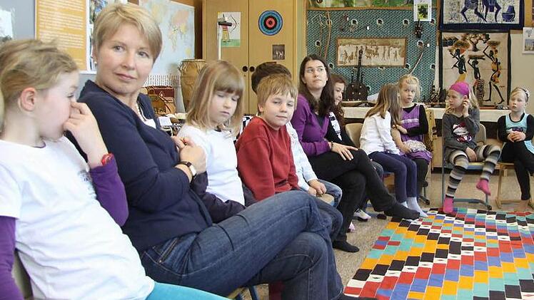 Die Lehrerin Susanne Böhm (2.v.l.) erklärt den Kindern Afrika