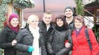 Tamara, Eva, Simon, Vanessa, Kris und Kristina machen Mittagspause vom Berufsschultag auf dem Weihnachtsmarkt. Doch Ferien haben die angehenden Einzelhandelskaufleute nicht. Fotos (3): Simone Bastian