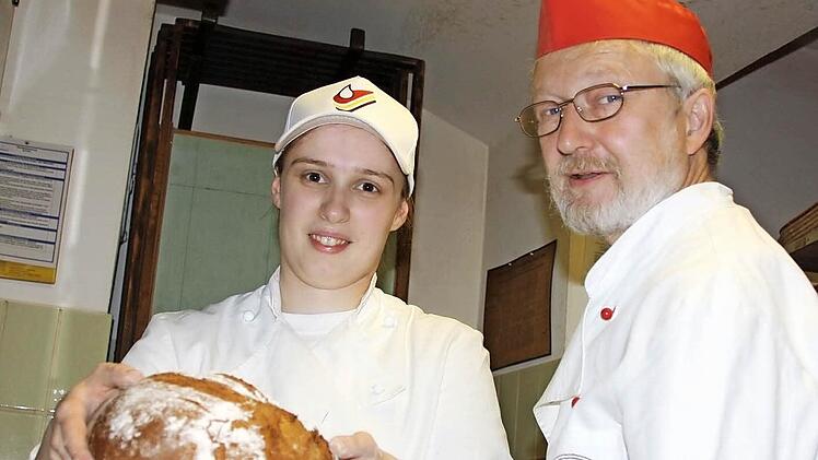 Bäckermeisterin Barbara Hesselbach mit ihrem Vater, Obermeister Anton Hesselbach, in der Backstube in Sulzthal.