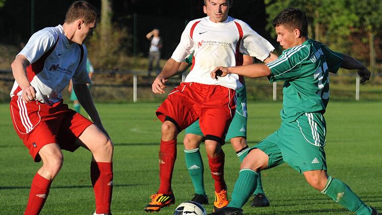 Hier noch Gegner, k&uuml;nftig Mannschaftskameraden: Der Bayreuther Benedikt Nagel (links/Mitte: Guido Menzel) wechselt vom FSV Bayreuth zum TSV Neudrossenfeld und spielt dort mit Marco Konradi (rechts) zusammen. Foto: Peter Mularczyk
