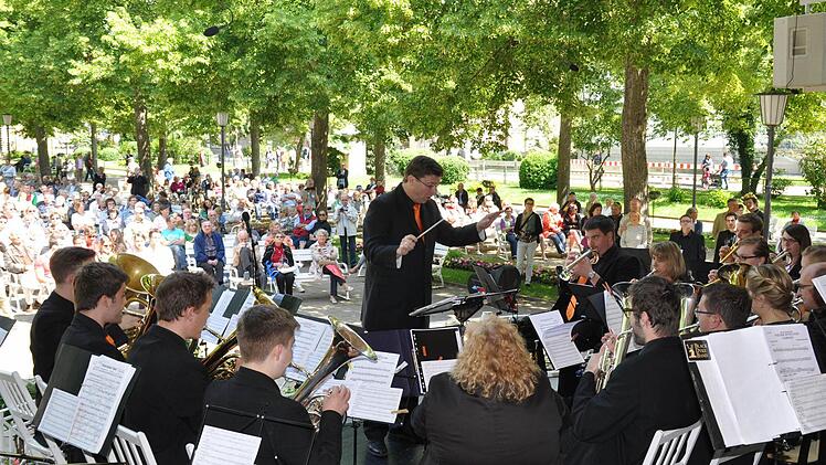 Am Sonntagvormittag lauschten hunderte Besucher dem frisch gekürten Deutschen Meister, der 3BA Concert Band beim Konzert im Kurgarten. Fotos: Peter Klopf