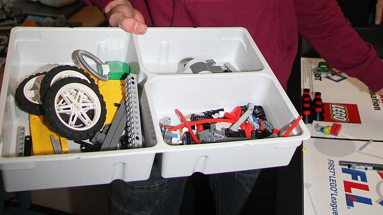 Mit selbst gebauten Robotern tüfteln Schüler des Kulmbacher MGF-Gymnasiums an der Zukunft des Lernens. Das ist heuer Thema der First Lego League, die am Donnerstag in der Alten Spinnerei ausgetragen wird. Fotos: Sonja Adam