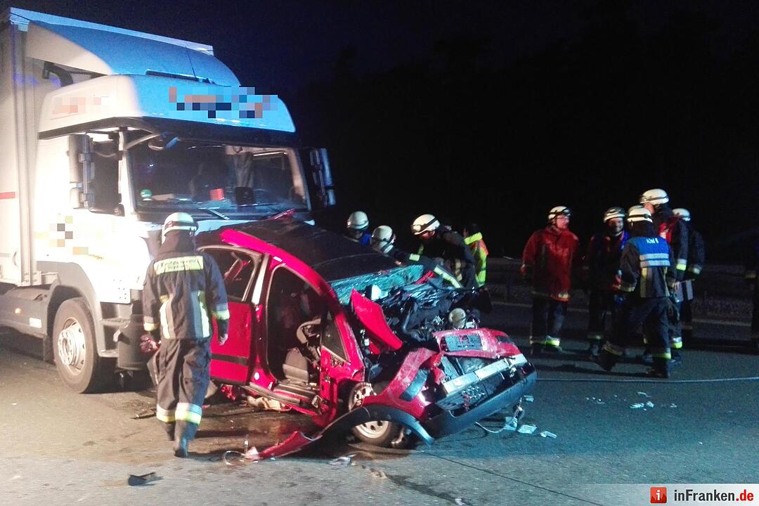 Lkw kracht auf A6 bei Nürnberg auf Stauende