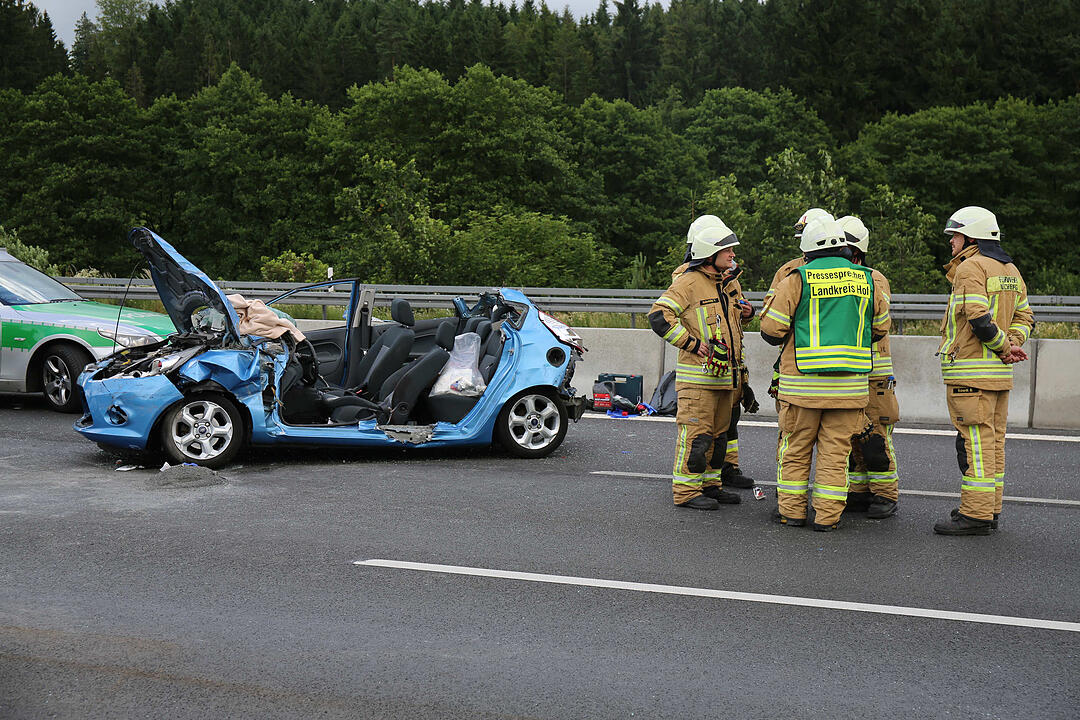 A9 im Kreis Bayreuth: Auto wird unter Lkw geschoben