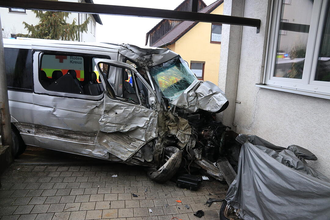 Schwerer Unfall im Kreis Forchheim: Kleintransporter reißt Hausecke ab