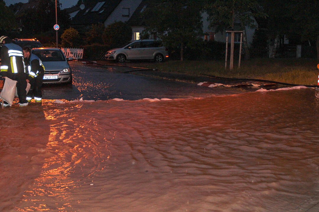Nürnberg: Beschädigte Leitung setzt einen ganzen Straßenzug unter Wasser