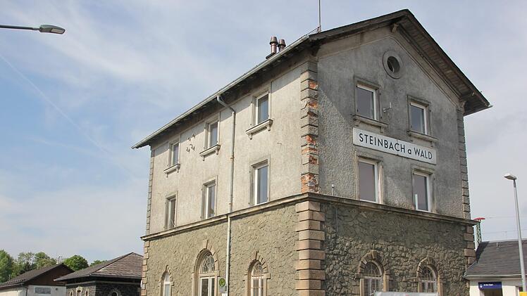 Das Haupthaus des Bahnhofs in Steinbach am Wald. Foto: Andreas Schmitt