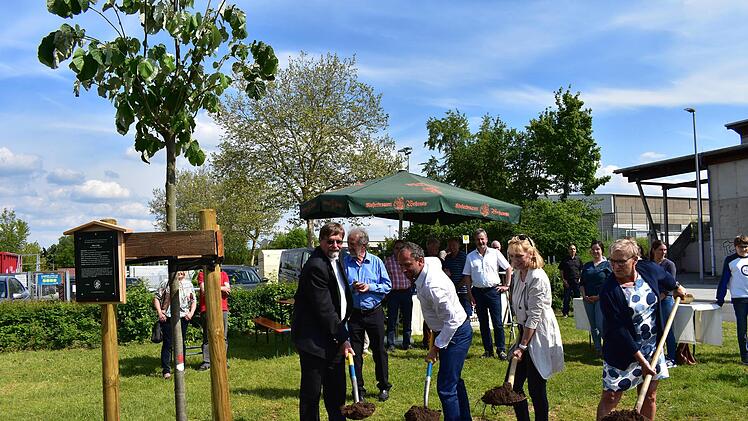 Wolfgang Vaitel, Thorsten Glauber, Gertrud Eismann und Rosi Kraus schaufeln. Im Hintergrund (blaues Hemd) Reinhardt Glauber und Bürgermeister Hans-Jürgen Nekolla. Foto: Petra Malbrich