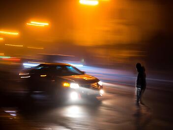 Eine 59-j&auml;hrige Autofahrerin erfasste am Donnerstagmorgen einen Fu&szlig;g&auml;nger in N&uuml;rnberg, der dabei schwere Beinverletzungen erlitt. Symbolbild: vbaleha/Adobe Stock