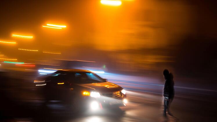 Eine 59-j&auml;hrige Autofahrerin erfasste am Donnerstagmorgen einen Fu&szlig;g&auml;nger in N&uuml;rnberg, der dabei schwere Beinverletzungen erlitt. Symbolbild: vbaleha/Adobe Stock