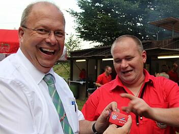 Den FC-Bayern-Snuff musste CSU-Stadtrat Thomas Limpert (links) in seiner Eigenschaft als Schirmherr testen. Als Fan des Meisters hat Vorsitzender Frank Buschbeck das wertvolle Gut stets am Mann.
