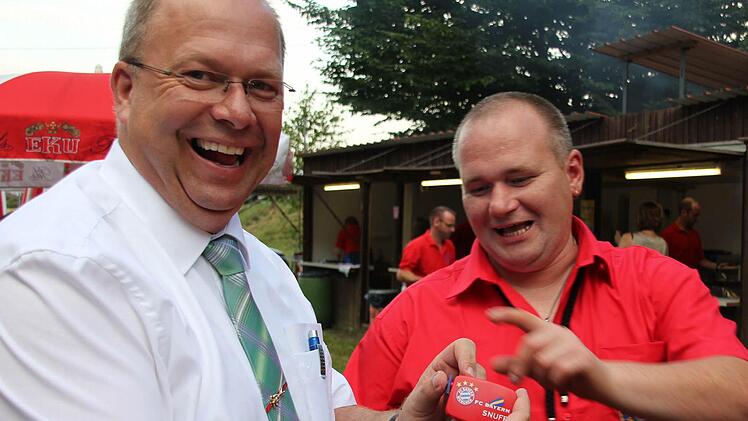 Den FC-Bayern-Snuff musste CSU-Stadtrat Thomas Limpert (links) in seiner Eigenschaft als Schirmherr testen. Als Fan des Meisters hat Vorsitzender Frank Buschbeck das wertvolle Gut stets am Mann.