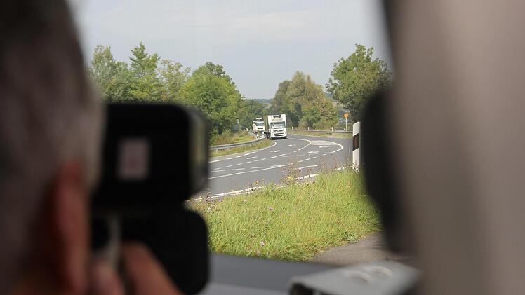 Die Heubacher Kreuzung gilt als neuralgischer Punkt. Häufig messen die Polizisten hier das Tempo der Fahrzeuge.  Foto: Sarah Dann