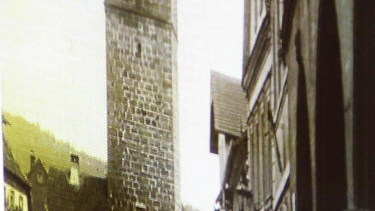 Da stand es noch: das Hermsdörfer-Haus samt Betz'n-Brunnen (links am Grauturm).