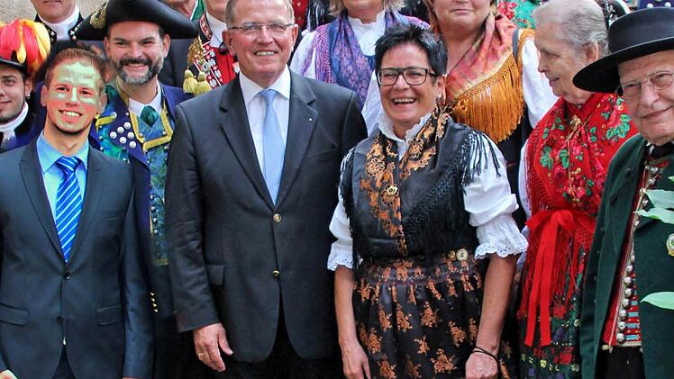 Zum gemeinsamen Foto auf der Schlosstreppe stellten sich Vertreter und Vertreterinnen zahlreicher Trachtengruppen, die zum Kulturempfang auf Schloss Aschach gekommen waren. Vorn links Daniel Graf von Luxburg, ein Nachfahre der früheren Schlossherren und Bezirkstags-Präsident Erwin Dotzel. Foto: Dieter Britz