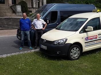 Helmut Emmert (links) und Imre Markovics betreiben seit 1. Juni gemeinsam das Unternehmen Main-Rhön-Taxi. In dem Zusammenschluss sehen die beiden Bad Brückenauer etliche Vorteile. Foto: Rolf Pralle