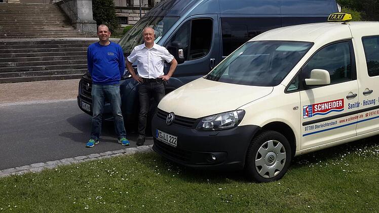 Helmut Emmert (links) und Imre Markovics betreiben seit 1. Juni gemeinsam das Unternehmen Main-Rhön-Taxi. In dem Zusammenschluss sehen die beiden Bad Brückenauer etliche Vorteile. Foto: Rolf Pralle