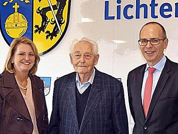 Hans Rädlein (Mitte) empfängt die Pflegemedaille von Landrat Christian Meißner, Zweite Bürgermeisterin Sabine Rießner gratuliert. Foto: Andy Welz