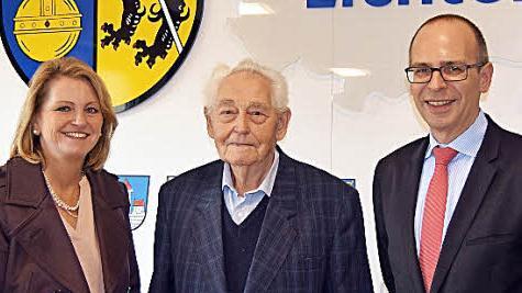 Hans Rädlein (Mitte) empfängt die Pflegemedaille von Landrat Christian Meißner, Zweite Bürgermeisterin Sabine Rießner gratuliert. Foto: Andy Welz