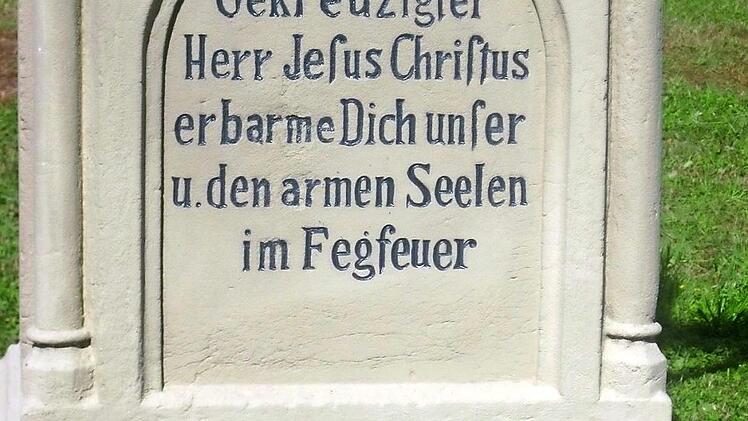Die Inschrift im Sockel ist wieder gut lesbar. Fotos: Manfred Welker