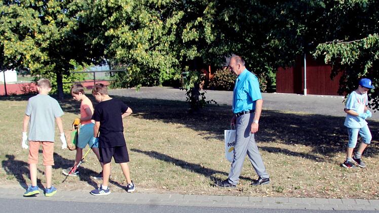 Die Müllsammler waren mit großem Eifer bei der Sache.   Foto: Richard Sänger