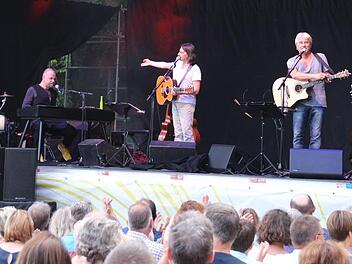 Südliche Stimmung mit Werner Schmidbauer (rechts), Pippo Pollina und Martin Kälberer in Tambach. Carolin Herrmann