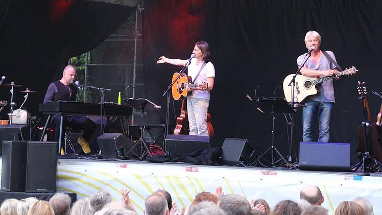 Südliche Stimmung mit Werner Schmidbauer (rechts), Pippo Pollina und Martin Kälberer in Tambach. Carolin Herrmann